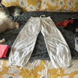 New without tags lulu pants w| deep side pockets, synch up the back of the leg